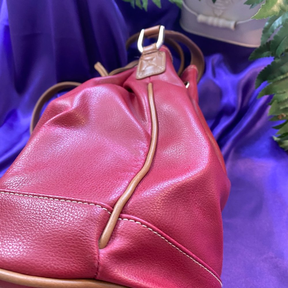 📌Liz Claiborne Great Locking Handbag space for a lot of stuff - Picture 7 of 14